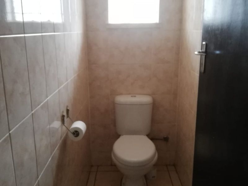 Well Kept 3 Bedroom Family home with Warehouse on the premises. - Photo 9
