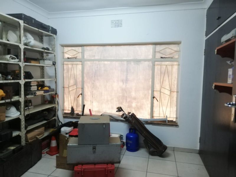 Well Kept 3 Bedroom Family home with Warehouse on the premises. - Photo 8