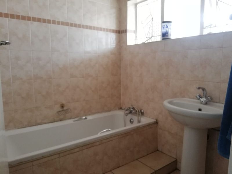 Well Kept 3 Bedroom Family home with Warehouse on the premises. - Photo 7