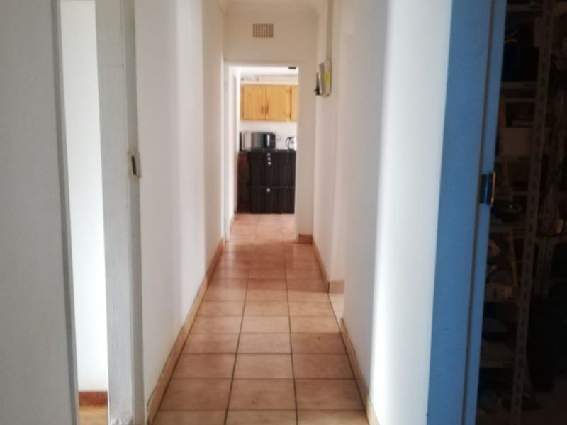 Well Kept 3 Bedroom Family home with Warehouse on the premises. - Photo 6