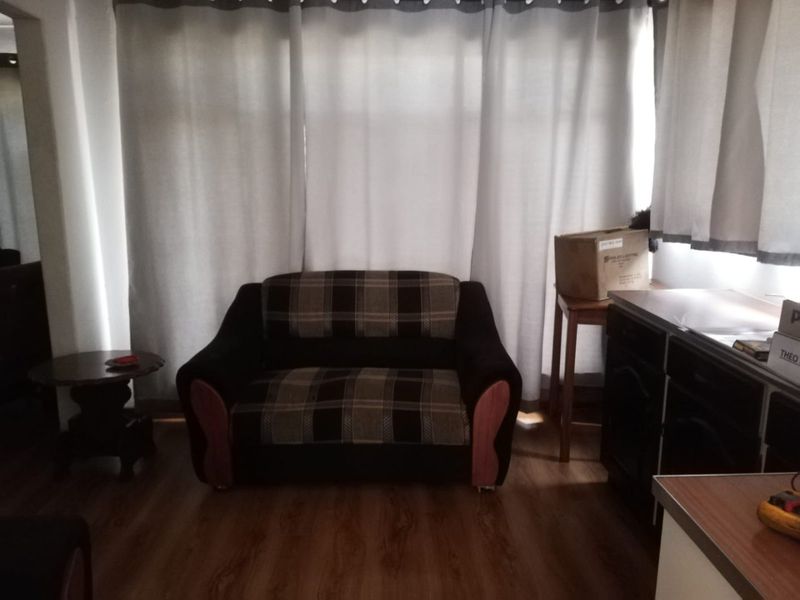 Well Kept 3 Bedroom Family home with Warehouse on the premises. - Photo 3