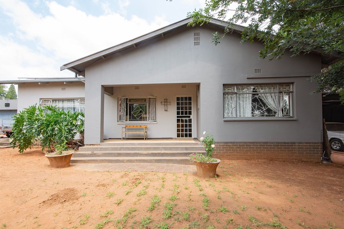 Charming Family Home with Pool & Flatlet in Upper Rensburg - Photo 4