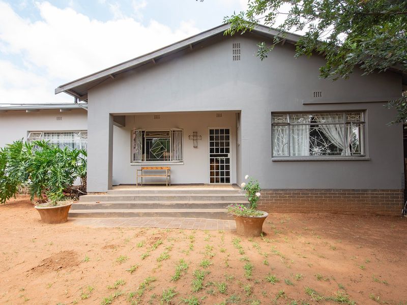 Charming Family Home with Pool & Flatlet in Upper Rensburg - Photo 4