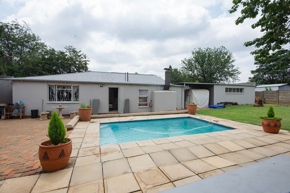 Charming Family Home with Pool & Flatlet in Upper Rensburg - Photo 2