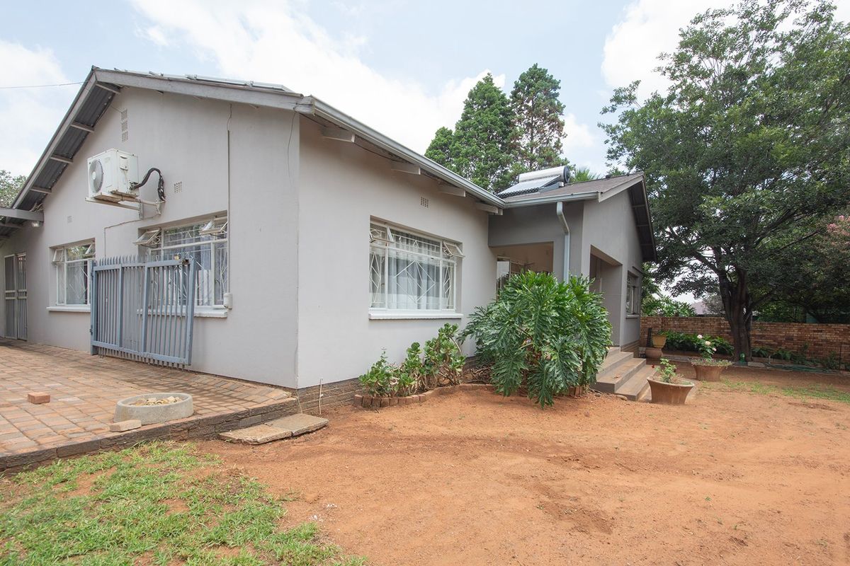 Charming Family Home with Pool & Flatlet in Upper Rensburg - Photo 5