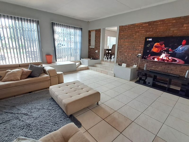 LOVELY FAMILY HOME TO RENT IN WALDRIFT - Photo 2