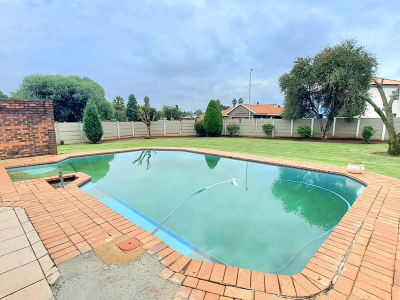 LOVELY FAMILY HOME TO RENT IN WALDRIFT - Photo 1