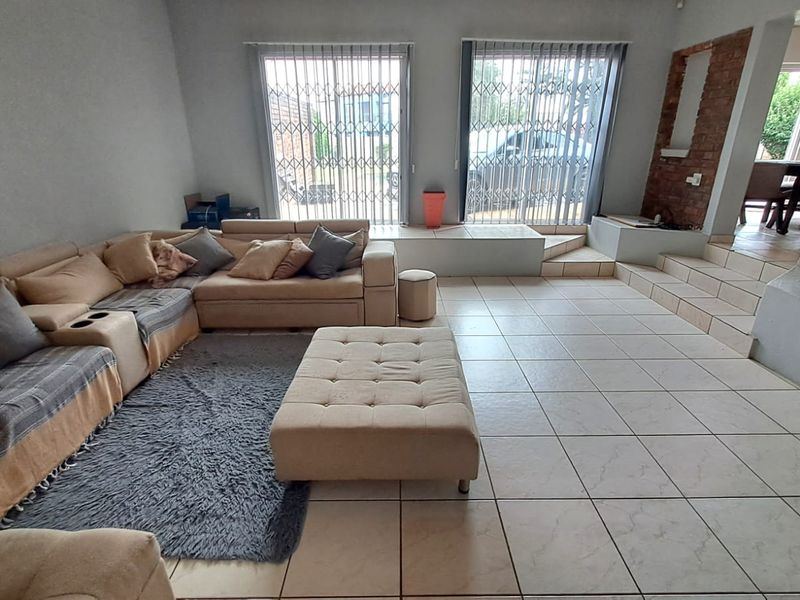 LOVELY FAMILY HOME TO RENT IN WALDRIFT - Photo 1