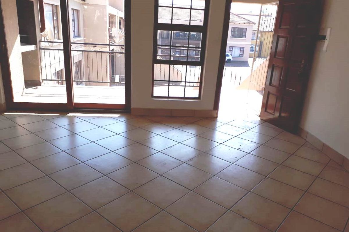 This spacious unit is located in a popular complex in Vaalpark. - Photo 2