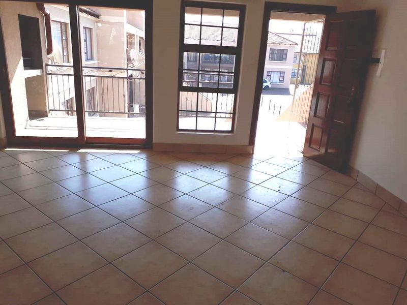 This spacious unit is located in a popular complex in Vaalpark. - Photo 2