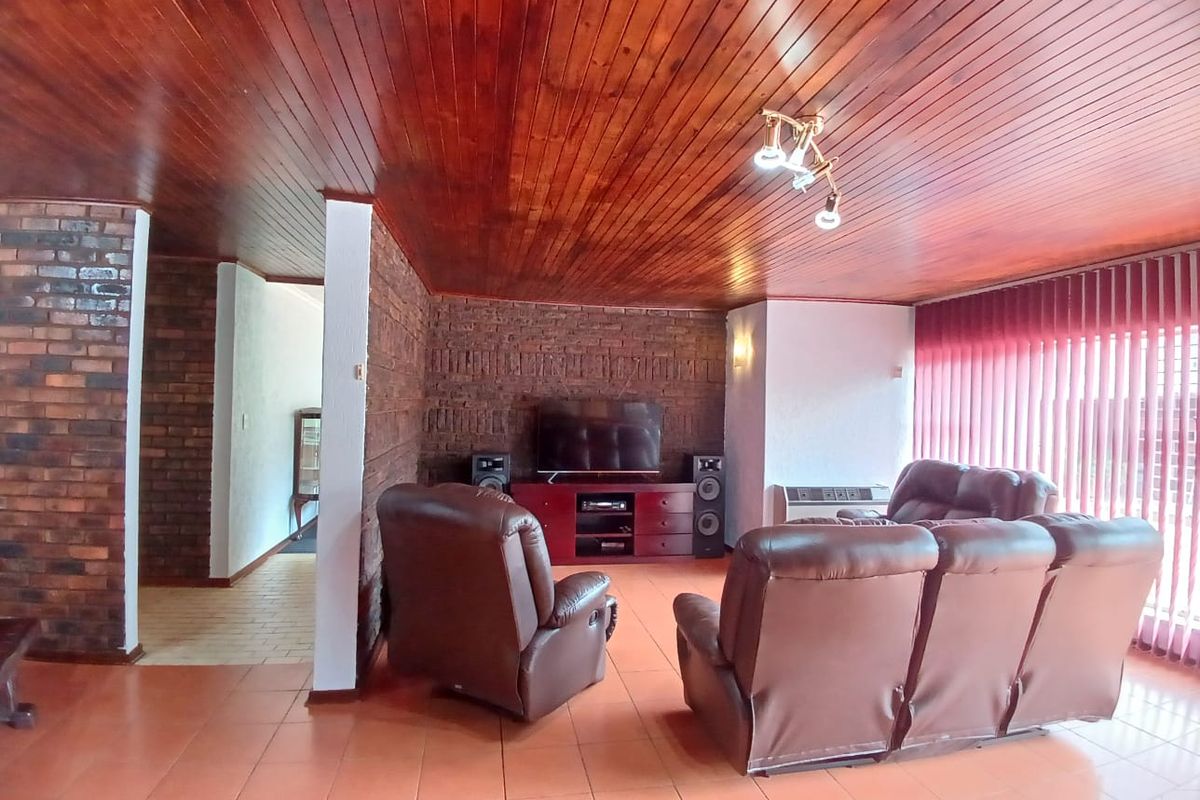 House For Sale In Vereeniging - Photo 2