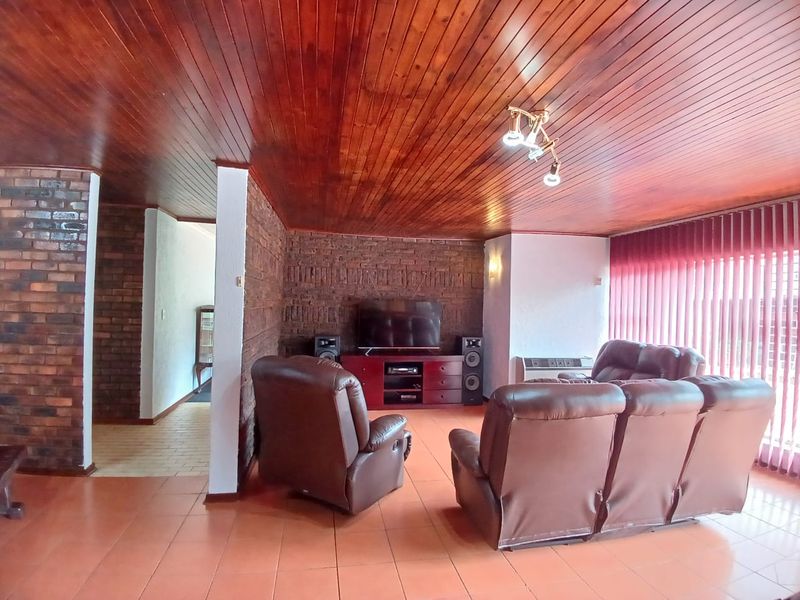 House For Sale In Vereeniging - Photo 2