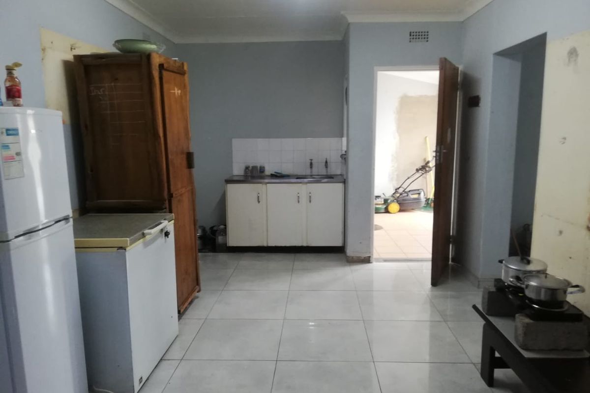 A Bargain Buy, 4 Bedroom House in Sonland Park. A bit of a Fixer Upper but worth the Price. - Photo 3