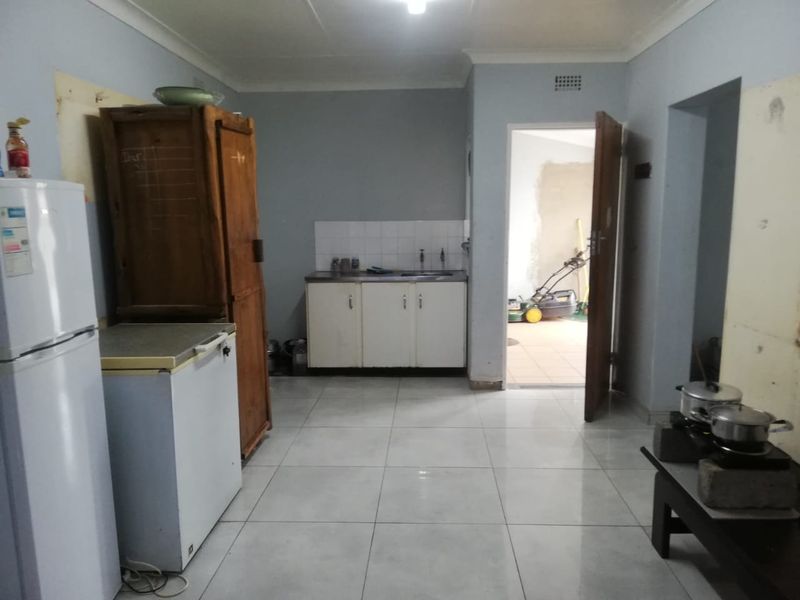 A Bargain Buy, 4 Bedroom House in Sonland Park. A bit of a Fixer Upper but worth the Price. - Photo 3