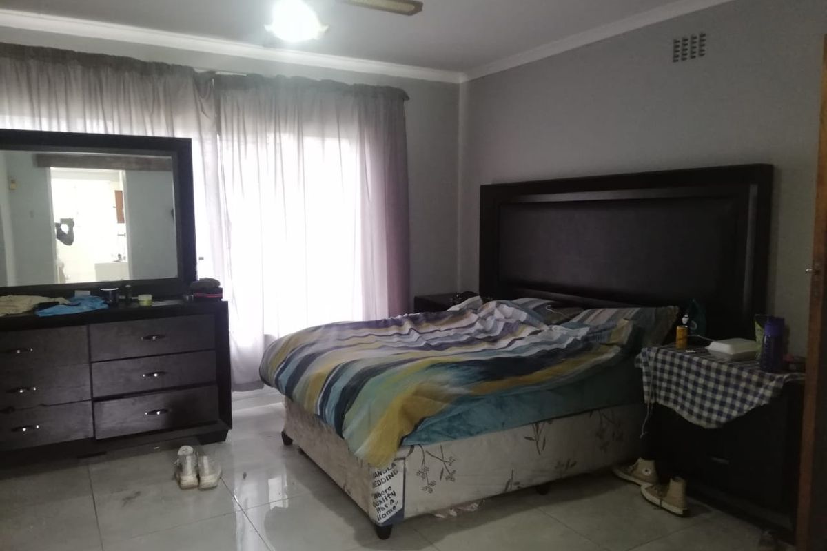 A Bargain Buy, 4 Bedroom House in Sonland Park. A bit of a Fixer Upper but worth the Price. - Photo 5