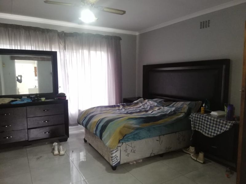 A Bargain Buy, 4 Bedroom House in Sonland Park. A bit of a Fixer Upper but worth the Price. - Photo 5