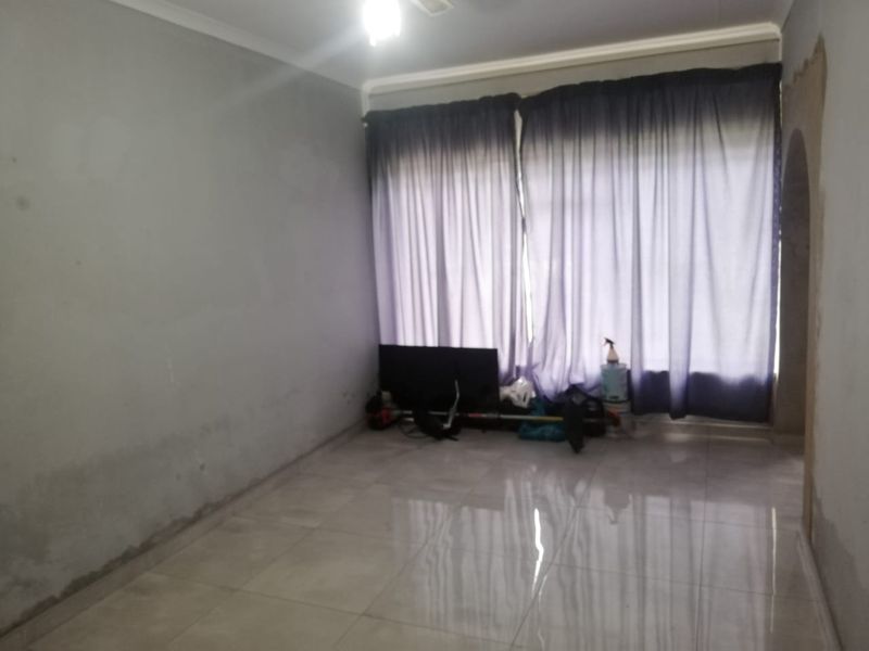 A Bargain Buy, 4 Bedroom House in Sonland Park. A bit of a Fixer Upper but worth the Price. - Photo 8