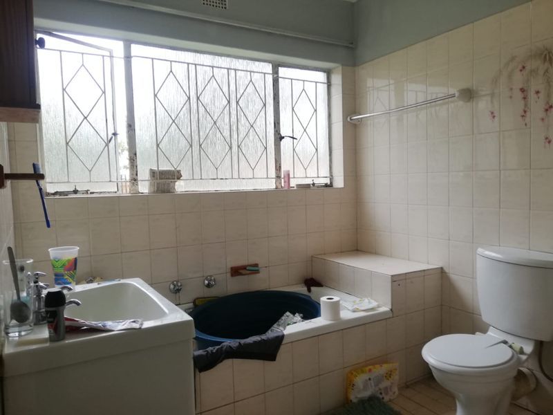 A Bargain Buy, 4 Bedroom House in Sonland Park. A bit of a Fixer Upper but worth the Price. - Photo 9