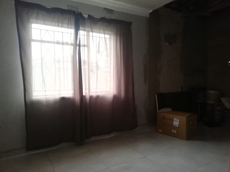 A Bargain Buy, 4 Bedroom House in Sonland Park. A bit of a Fixer Upper but worth the Price. - Photo 7