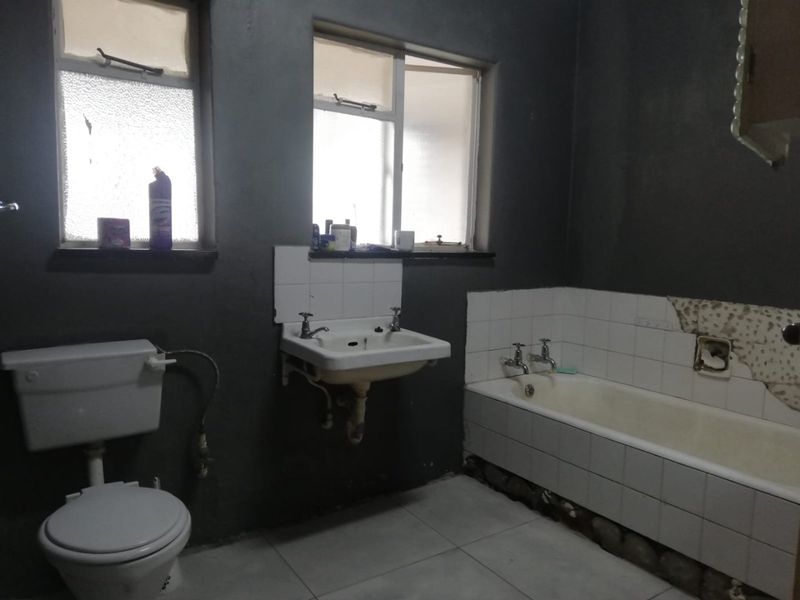 A Bargain Buy, 4 Bedroom House in Sonland Park. A bit of a Fixer Upper but worth the Price. - Photo 6