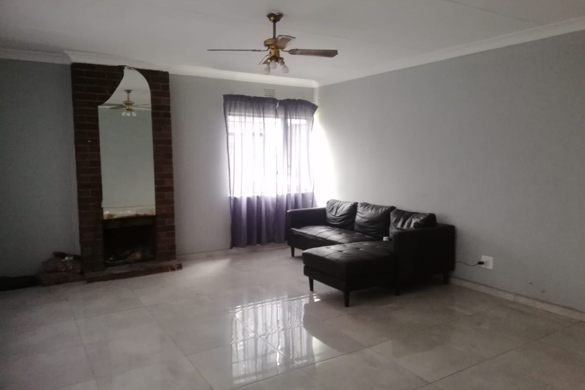 A Bargain Buy, 4 Bedroom House in Sonland Park. A bit of a Fixer Upper but worth the Price. - Photo 2