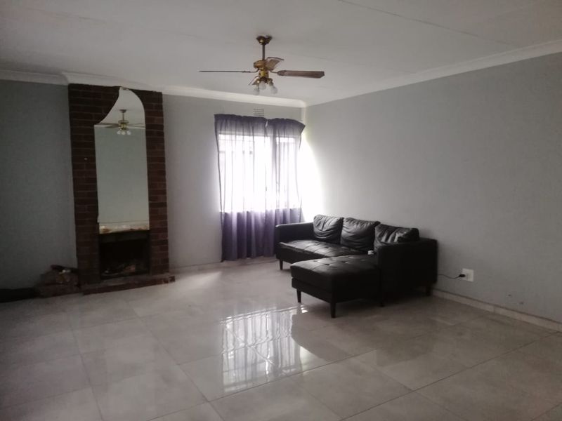 A Bargain Buy, 4 Bedroom House in Sonland Park. A bit of a Fixer Upper but worth the Price. - Photo 2