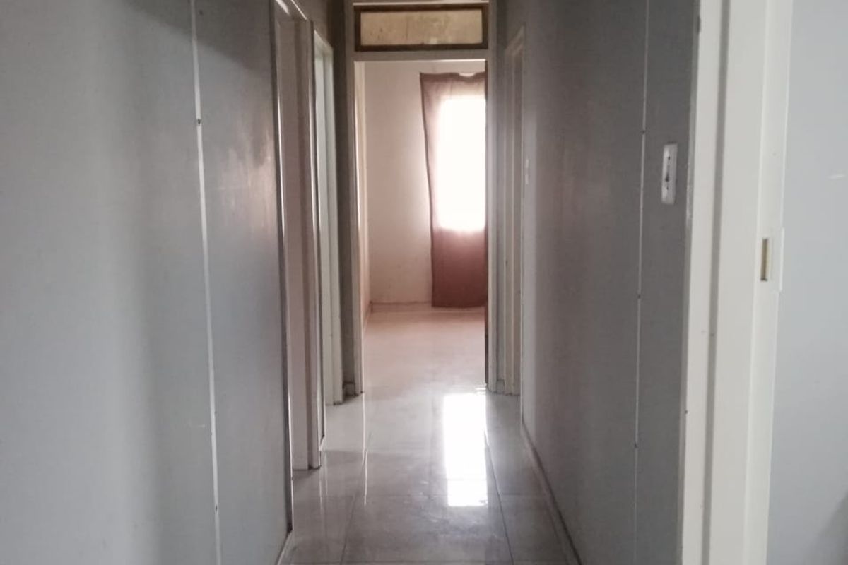 A Bargain Buy, 4 Bedroom House in Sonland Park. A bit of a Fixer Upper but worth the Price. - Photo 4