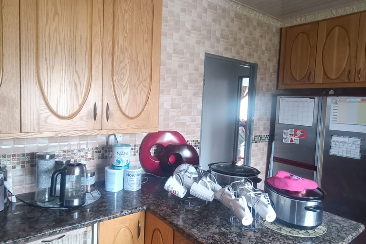 Perfect Starter Home or Investor’s Opportunity! Charming Property in a Quiet Street - Photo 5