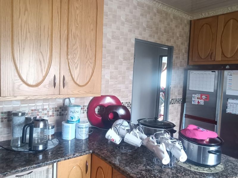 Perfect Starter Home or Investor’s Opportunity! Charming Property in a Quiet Street - Photo 5