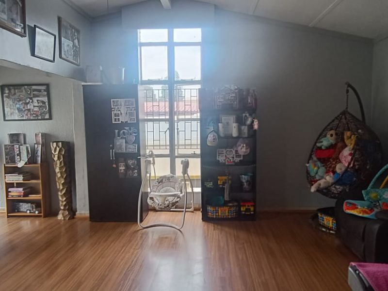 Perfect Starter Home or Investor’s Opportunity! Charming Property in a Quiet Street - Photo 10