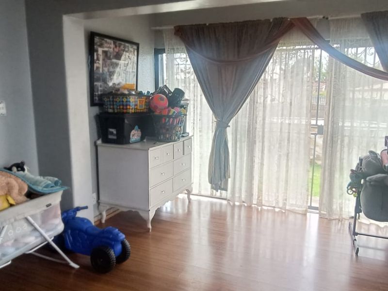Perfect Starter Home or Investor’s Opportunity! Charming Property in a Quiet Street - Photo 9