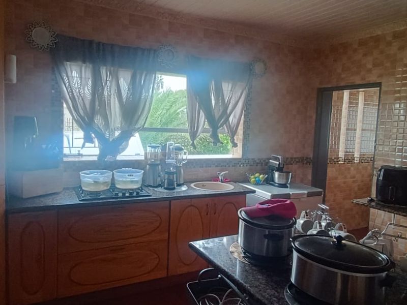 Perfect Starter Home or Investor’s Opportunity! Charming Property in a Quiet Street - Photo 8