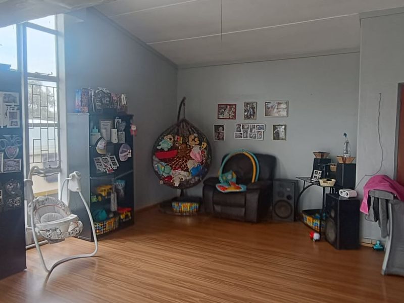 Perfect Starter Home or Investor’s Opportunity! Charming Property in a Quiet Street - Photo 7