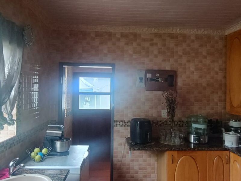 Perfect Starter Home or Investor’s Opportunity! Charming Property in a Quiet Street - Photo 6