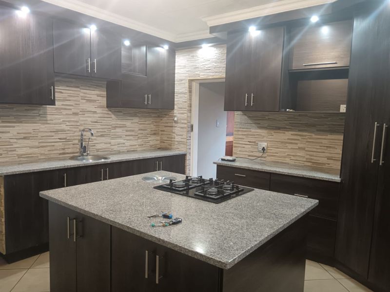 Stunning, Spacious Family Home – Perfect for Entertaining! - Photo 6