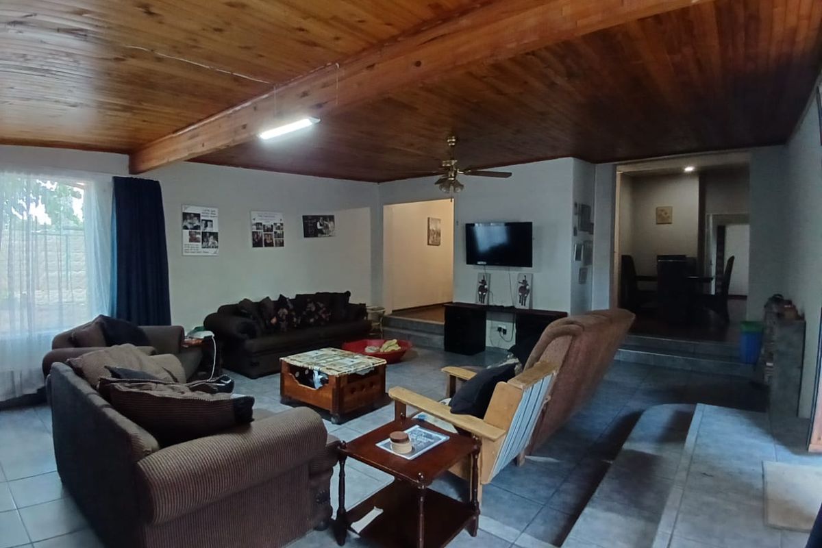 Neat family house for sale in Sasolburg close to shopping centers and schools - Photo 2