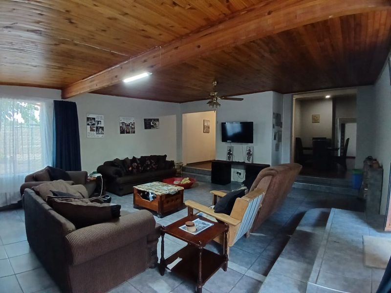 Neat family house for sale in Sasolburg close to shopping centers and schools - Photo 2