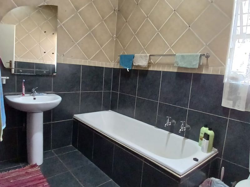 Neat family house for sale in Sasolburg close to shopping centers and schools - Photo 10