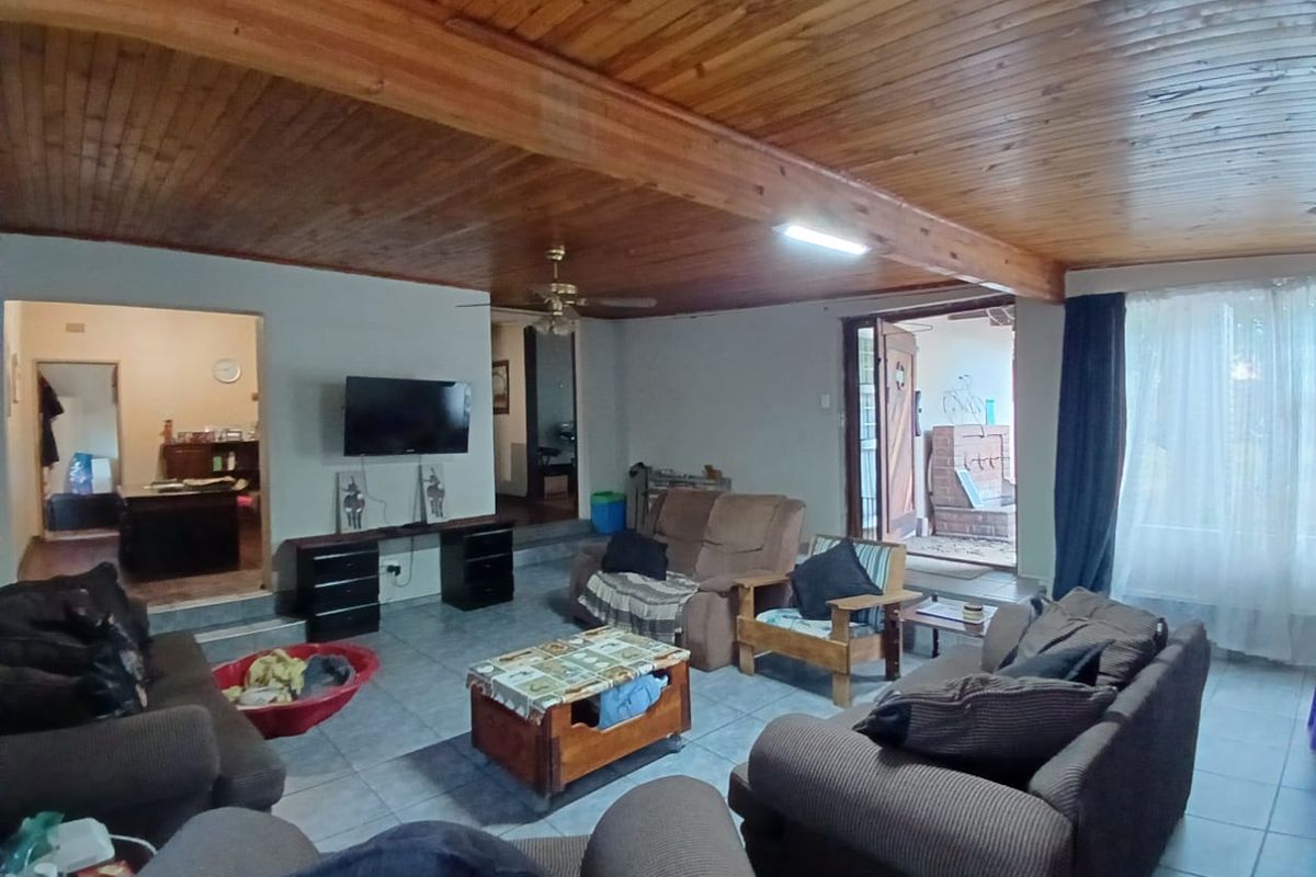 Neat family house for sale in Sasolburg close to shopping centers and schools - Photo 4