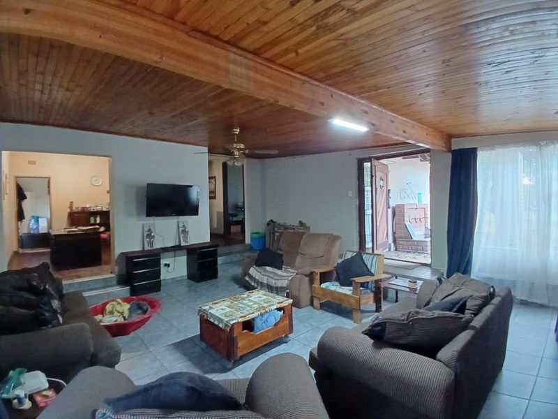 Neat family house for sale in Sasolburg close to shopping centers and schools - Photo 4