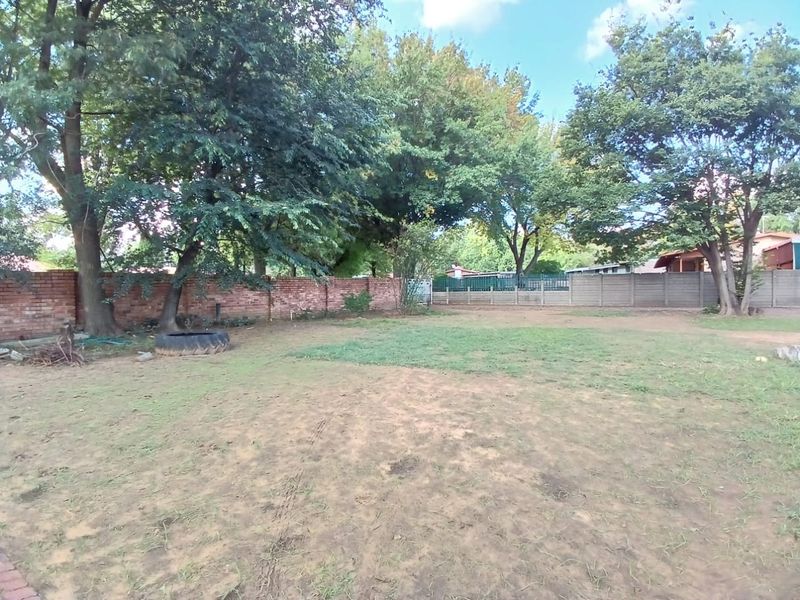 Neat family house for sale in Sasolburg close to shopping centers and schools - Photo 6