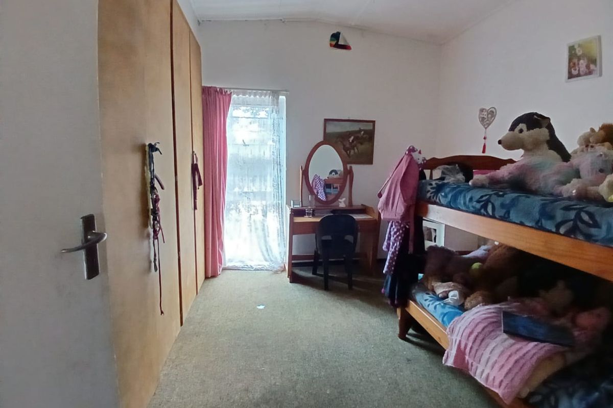 Neat family house for sale in Sasolburg close to shopping centers and schools - Photo 3