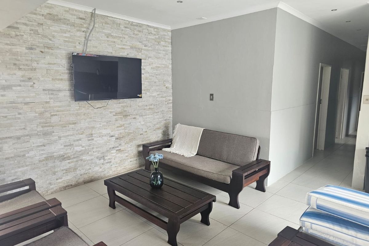 Modern, Fully Furnished Beachside Home - Perfect for Holiday Living! - Photo 3