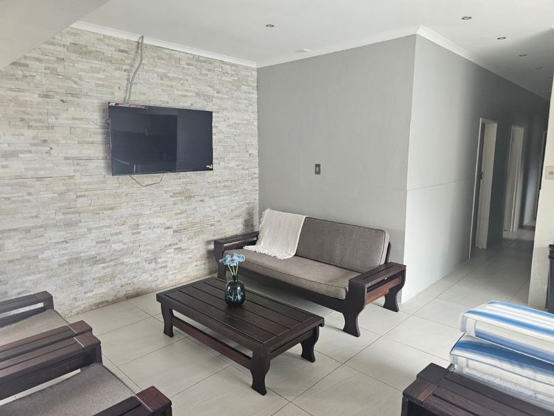 Modern, Fully Furnished Beachside Home - Perfect for Holiday Living! - Photo 3