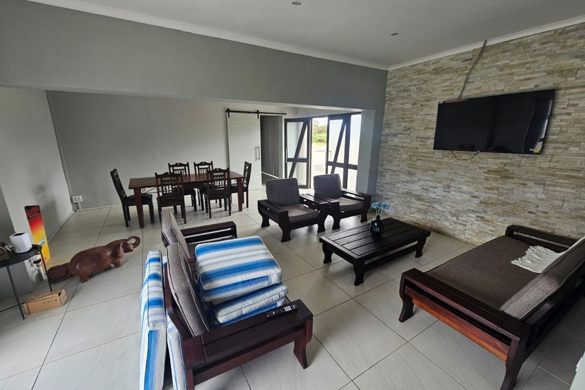 Modern, Fully Furnished Beachside Home - Perfect for Holiday Living! - Photo 2