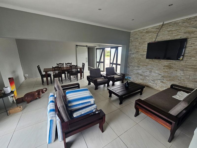 Modern, Fully Furnished Beachside Home - Perfect for Holiday Living! - Photo 2