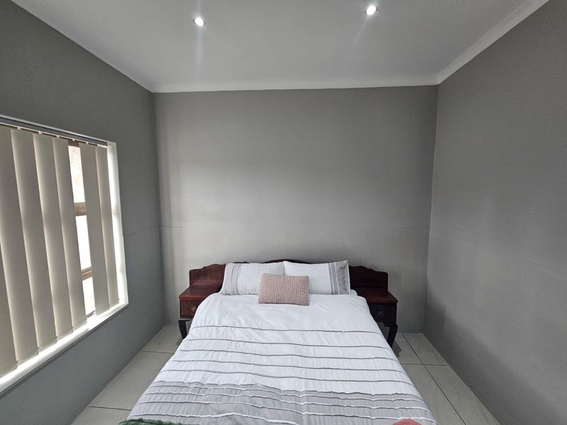 Modern, Fully Furnished Beachside Home - Perfect for Holiday Living! - Photo 10