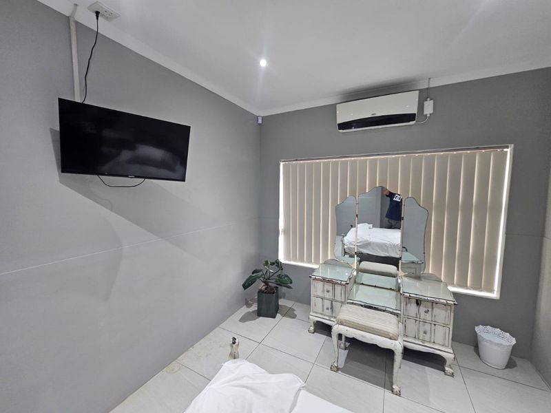 Modern, Fully Furnished Beachside Home - Perfect for Holiday Living! - Photo 9