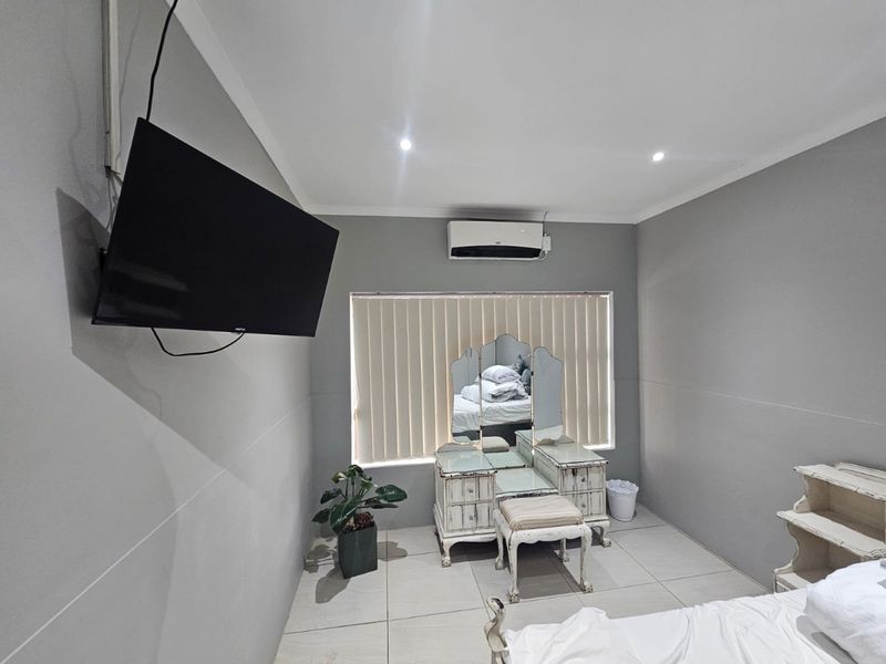 Modern, Fully Furnished Beachside Home - Perfect for Holiday Living! - Photo 8