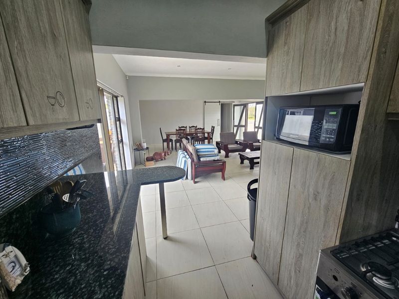 Modern, Fully Furnished Beachside Home - Perfect for Holiday Living! - Photo 7